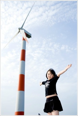 荳芽．風力發電廠  ※ 小三的荳芽已經可以自己做很多事、自己一個人拎著行李就出發去參加各種營隊活動⋯⋯看著她自信的展翅高飛，一切的努力和淚水，都已值得⋯⋯